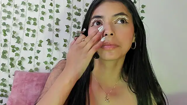 Snapshot of miadaviesx chatting on 12.17.25 miadaviesx online show from 12.17.25