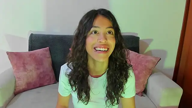 Snapshot of emily_jonessxx chatting on 11.14.25 emily jonessxx online show from 11.14.25