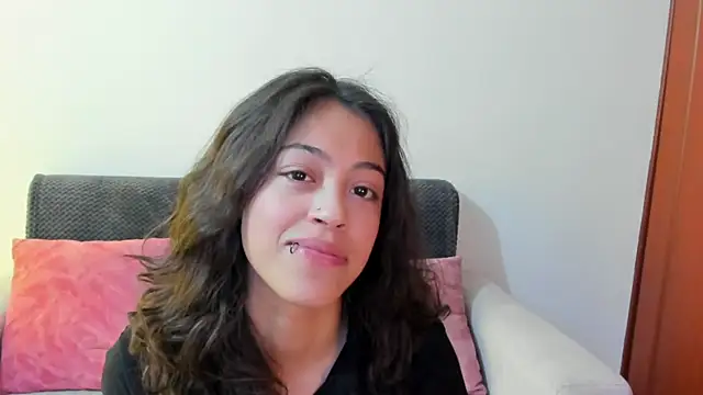 Snapshot of emily_jonessxx chatting on 11.24.25 emily jonessxx online show from 11.24.25