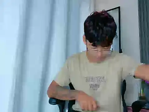 Snapshot of LiamANDJordan chatting on 11.04.25 LiamANDJordan online show from 11.04.25