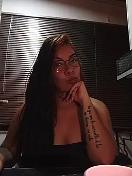 lili hiugs online show from 10.23.25