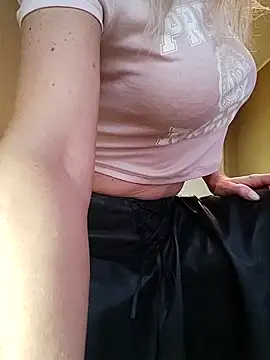 Snapshot of SelinaLovqx chatting on 11.21.25 SelinaLovqx online show from 11.21.25