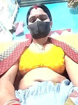 Snapshot of QRAN_YELESA chatting on 10.31.25 QRAN YELESA online show from 10.31.25