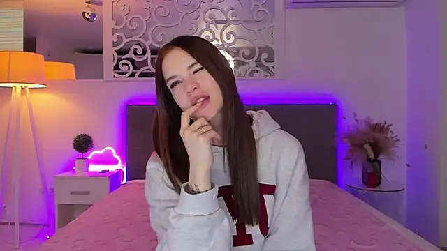 LuisaClover online show from 02.20.26