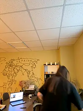 DollyRoma online show from 11.17.25