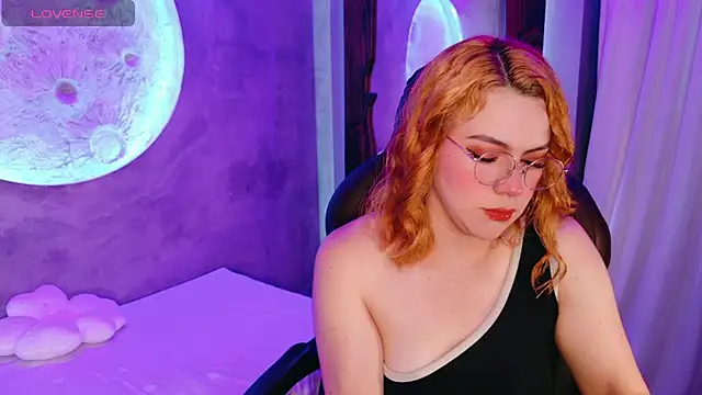 Snapshot of sussiestrawberry chatting on 11.21.25 sussiestrawberry online show from 11.21.25