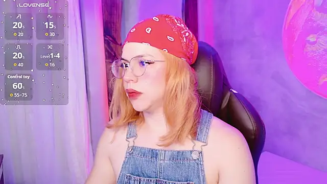 Snapshot of sussiestrawberry chatting on 11.28.25 sussiestrawberry online show from 11.28.25