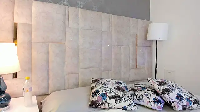 Snapshot of DianneVega chatting on 12.22.25 DianneVega online show from 12.22.25