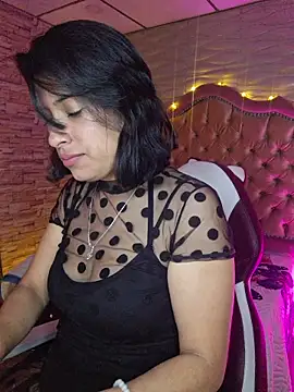 Snapshot of Roxanne_Han chatting on 11.23.25 Roxanne Han online show from 11.23.25