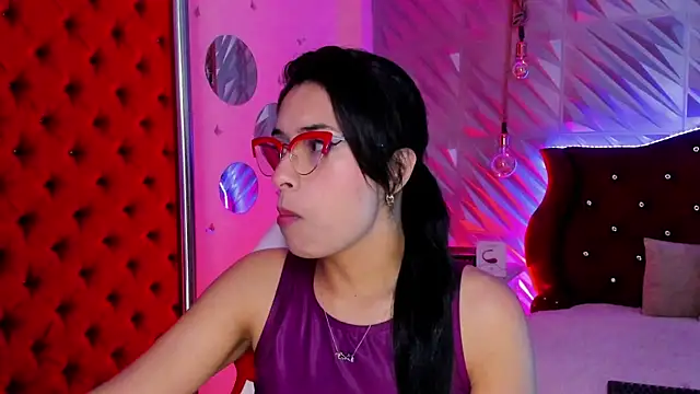 Snapshot of Roxanne_Han chatting on 04.20.26 Roxanne Han online show from 04.20.26