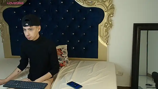 Snapshot of Sebastian_Reed chatting on 10.29.25 Sebastian Reed online show from 10.29.25