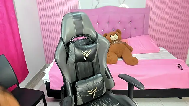 Snapshot of Milu_17 chatting on 10.29.25 Milu 17 online show from 10.29.25