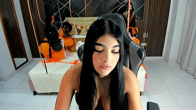 Snapshot of Milu_17 chatting on 11.04.25 Milu 17 online show from 11.04.25