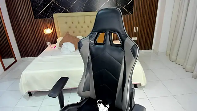 Snapshot of Milu_17 chatting on 11.13.25 Milu 17 online show from 11.13.25