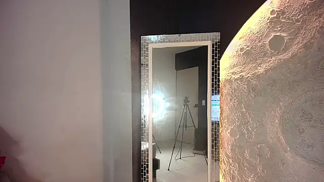 Snapshot of NaomiQueents chatting on 11.11.25 NaomiQueents online show from 11.11.25