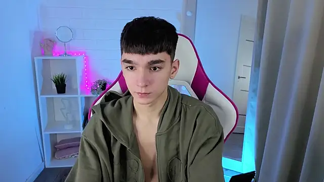 Snapshot of YamiTwink chatting on 11.22.25 YamiTwink online show from 11.22.25