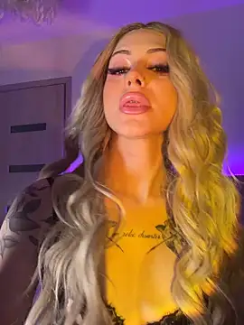 Snapshot of NovaPearl chatting on 11.01.25 NovaPearl online show from 11.01.25