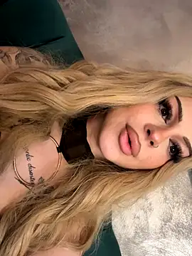 Snapshot of NovaPearl chatting on 11.06.25 NovaPearl online show from 11.06.25