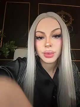 Snapshot of NovaPearl chatting on 11.20.25 NovaPearl online show from 11.20.25