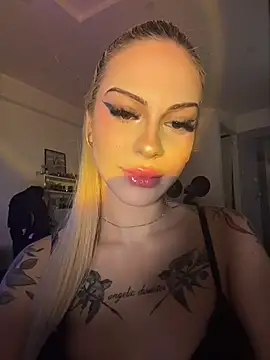 Snapshot of NovaPearl chatting on 11.23.25 NovaPearl online show from 11.23.25