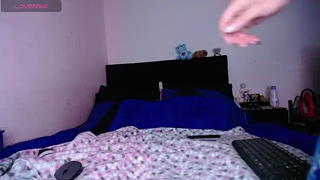 Snapshot of SharonSalazar chatting on 12.14.25 SharonSalazar online show from 12.14.25