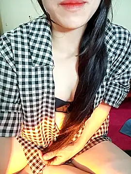 Snapshot of Cherry_Le02 chatting on 11.13.25 Cherry Le02 online show from 11.13.25