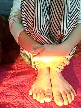 Snapshot of Cherry_Le02 chatting on 11.23.25 Cherry Le02 online show from 11.23.25