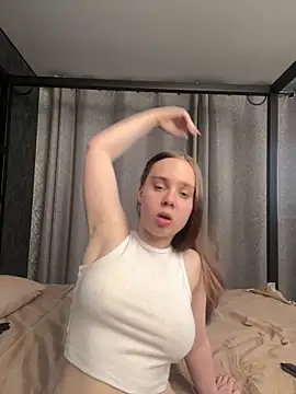 Snapshot of LunaDreeam chatting on 11.14.25 LunaDreeam online show from 11.14.25