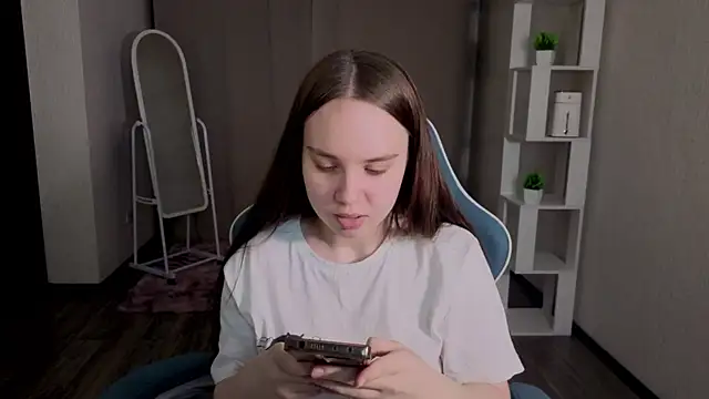 Snapshot of LunaDreeam chatting on 11.19.25 LunaDreeam online show from 11.19.25