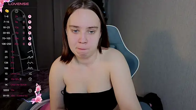 Snapshot of LunaDreeam chatting on 12.15.25 LunaDreeam online show from 12.15.25