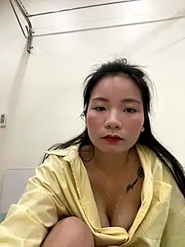 Snapshot of Bee_Yellow00 chatting on 10.29.25 Bee Yellow00 online show from 10.29.25