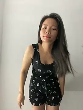 Snapshot of Bee_Yellow00 chatting on 10.29.25 Bee Yellow00 online show from 10.29.25