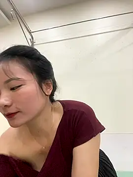 Snapshot of Bee_Yellow00 chatting on 10.30.25 Bee Yellow00 online show from 10.30.25