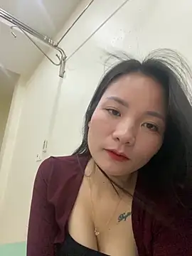 Snapshot of Bee_Yellow00 chatting on 10.31.25 Bee Yellow00 online show from 10.31.25