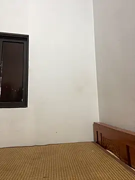 Snapshot of Bee_Yellow00 chatting on 11.02.25 Bee Yellow00 online show from 11.02.25