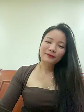 Snapshot of Bee_Yellow00 chatting on 11.03.25 Bee Yellow00 online show from 11.03.25