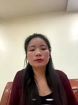 Snapshot of Bee_Yellow00 chatting on 11.04.25 Bee Yellow00 online show from 11.04.25