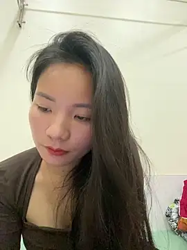 Snapshot of Bee_Yellow00 chatting on 11.05.25 Bee Yellow00 online show from 11.05.25