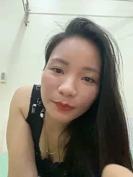 Snapshot of Bee_Yellow00 chatting on 11.06.25 Bee Yellow00 online show from 11.06.25