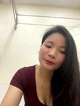 Snapshot of Bee_Yellow00 chatting on 11.07.25 Bee Yellow00 online show from 11.07.25