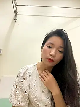 Snapshot of Bee_Yellow00 chatting on 11.10.25 Bee Yellow00 online show from 11.10.25