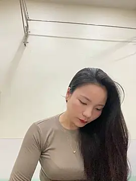 Snapshot of Bee_Yellow00 chatting on 11.11.25 Bee Yellow00 online show from 11.11.25