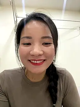 Snapshot of Bee_Yellow00 chatting on 11.12.25 Bee Yellow00 online show from 11.12.25