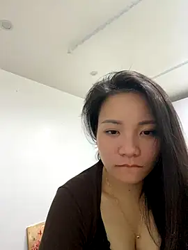 Snapshot of Bee_Yellow00 chatting on 11.21.25 Bee Yellow00 online show from 11.21.25