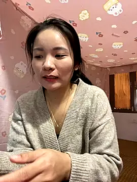 Snapshot of Bee_Yellow00 chatting on 11.23.25 Bee Yellow00 online show from 11.23.25