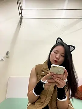 Snapshot of Bee_Yellow00 chatting on 11.28.25 Bee Yellow00 online show from 11.28.25