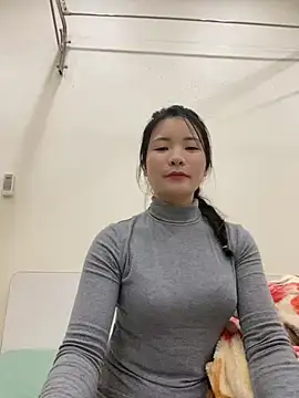 Snapshot of Bee_Yellow00 chatting on 12.02.25 Bee Yellow00 online show from 12.02.25