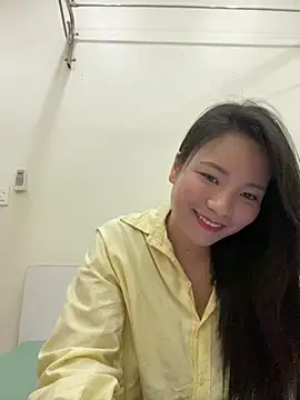 Snapshot of Bee_Yellow00 chatting on 12.03.25 Bee Yellow00 online show from 12.03.25