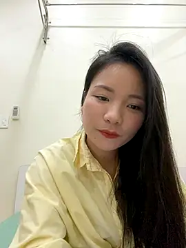 Snapshot of Bee_Yellow00 chatting on 12.04.25 Bee Yellow00 online show from 12.04.25