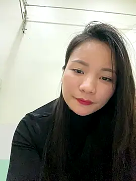 Snapshot of Bee_Yellow00 chatting on 12.05.25 Bee Yellow00 online show from 12.05.25